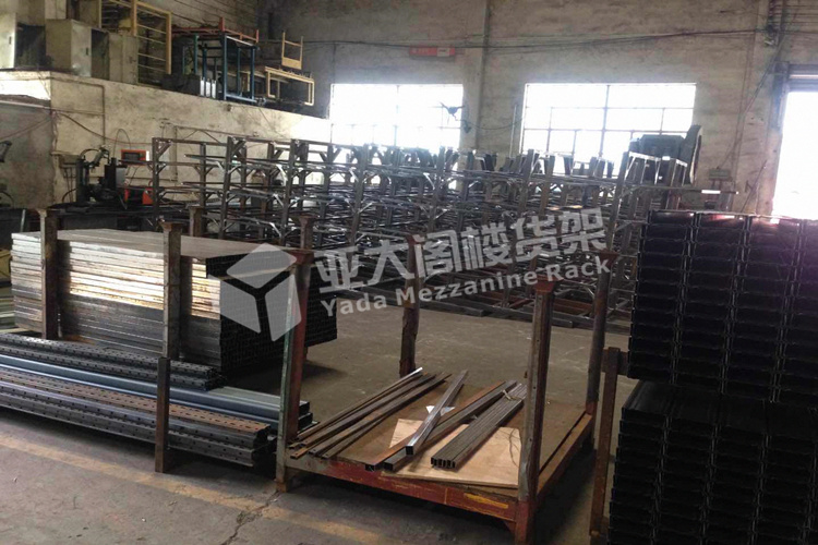 廣州亞大閣樓貨架廠家訂單不斷，工廠人員正全力以赴趕貨中